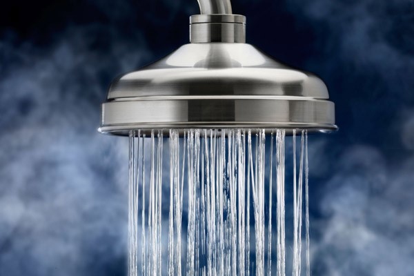 پرهیز از دوش آب گرم و طولانی برای آبرسانی پوست صورت