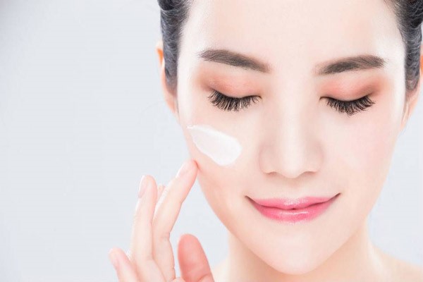 استفاده از مرطوب کننده پس از پاکسازی آرایش