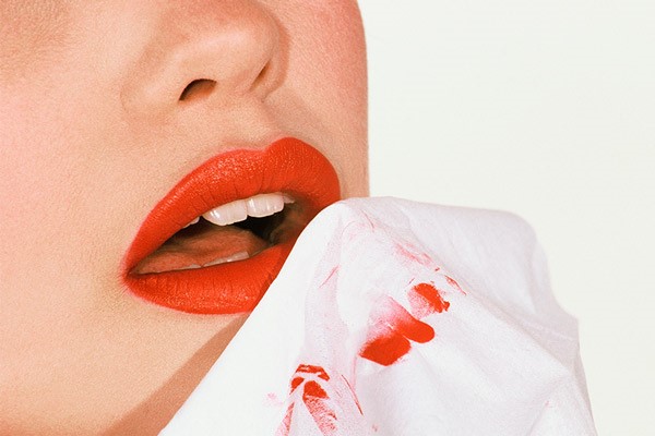 پاک کردن آرایش لبها