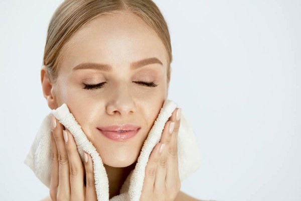 پاکسازی آرایش و خشک کردن صورت